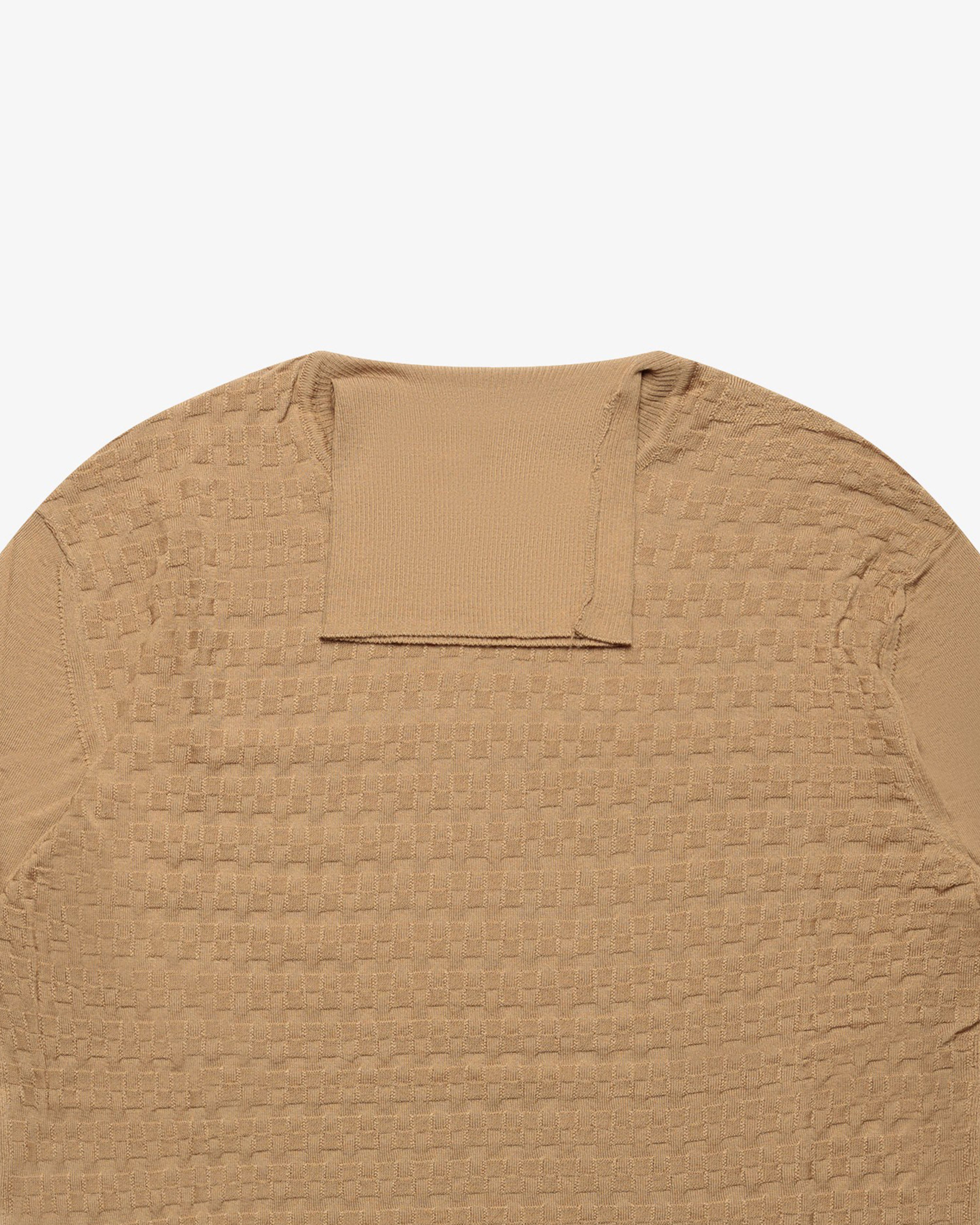 Maglia dolcevita a scacchetti cammello