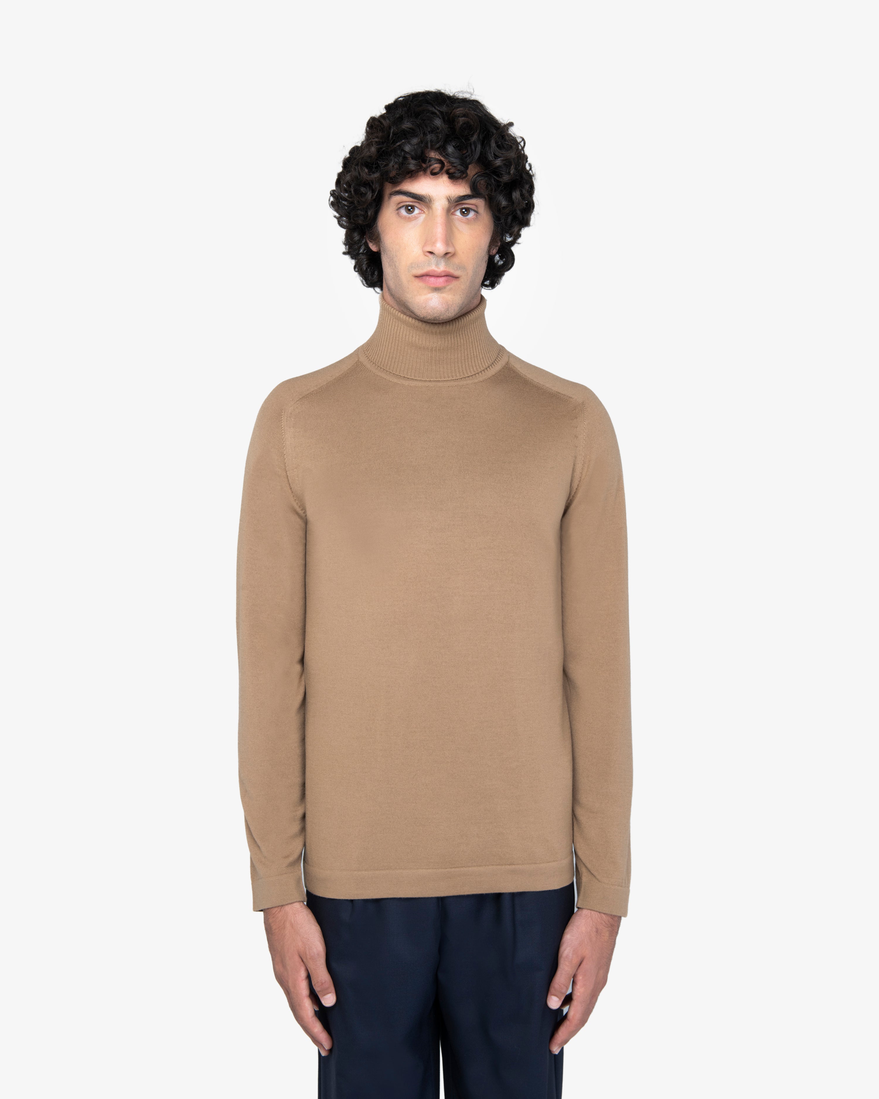 Maglia dolcevita in lana cammello
