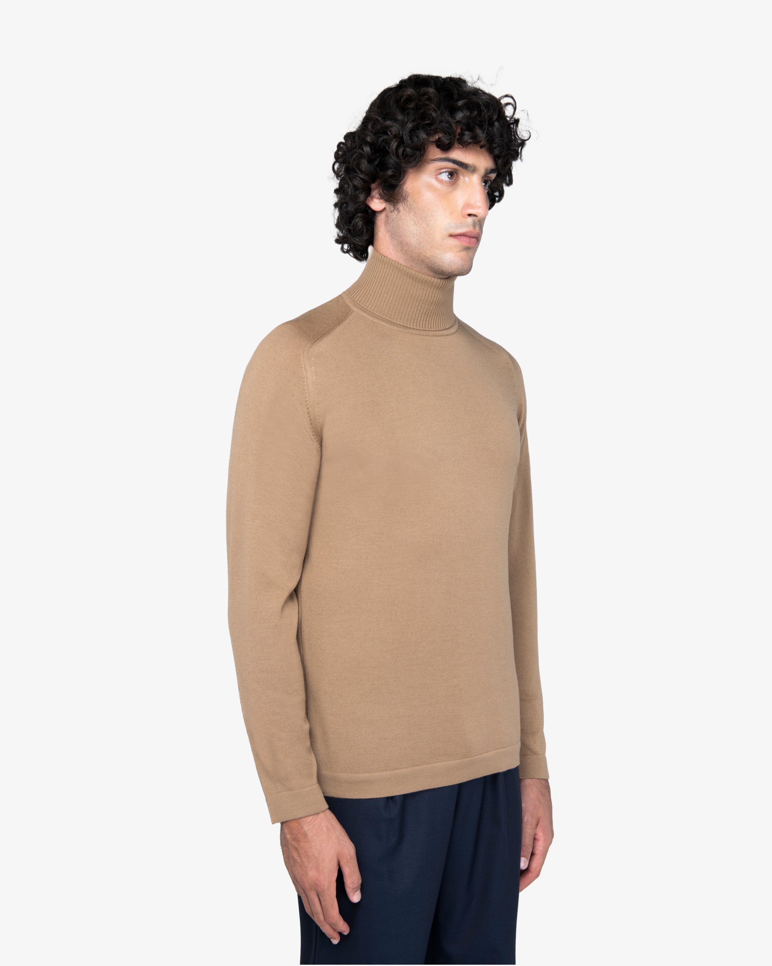 Maglia dolcevita in lana cammello