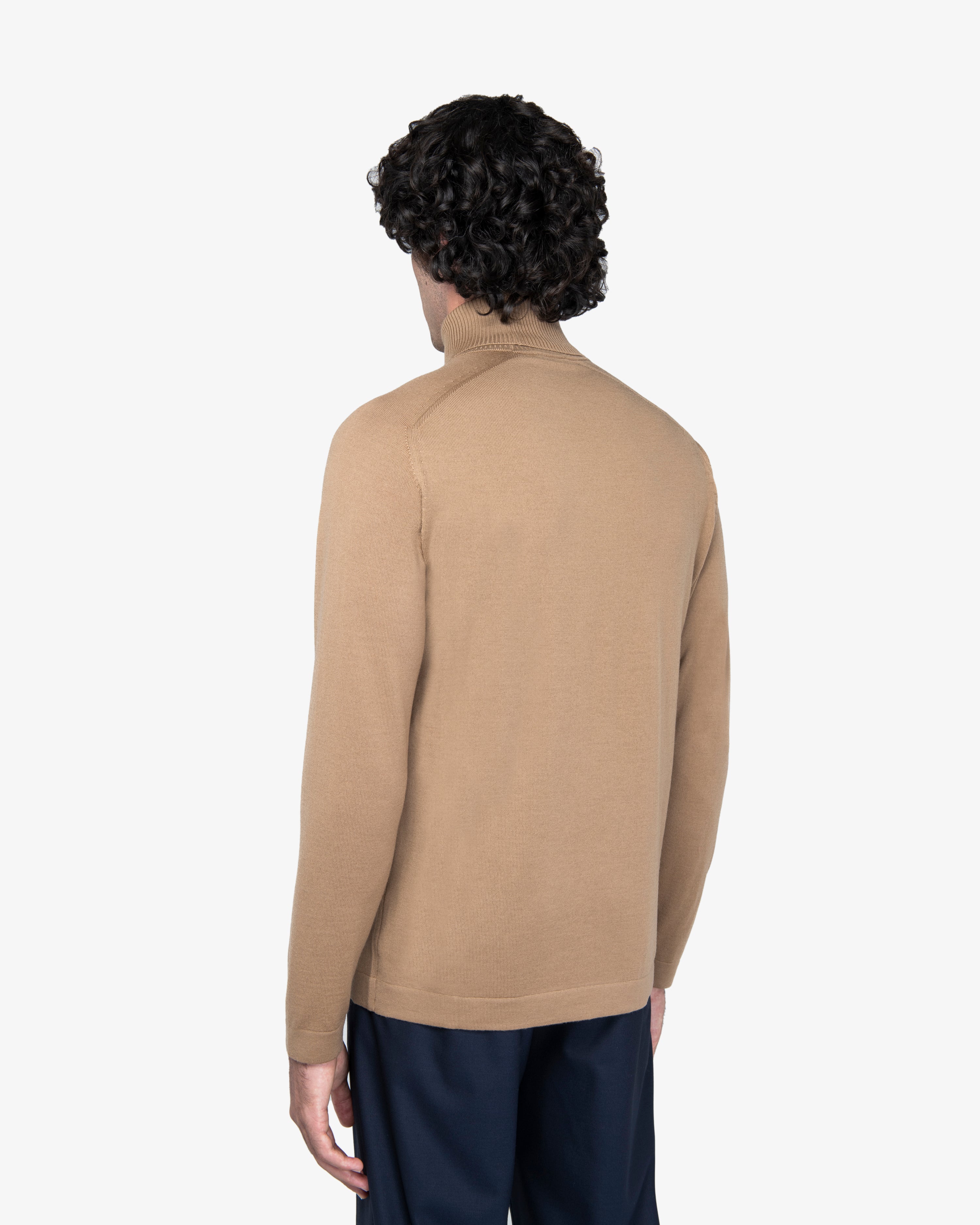 Maglia dolcevita in lana cammello